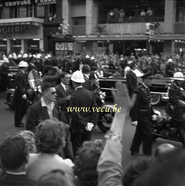 photo ancienne  La foule en liesse acclamant les jeunes mariés