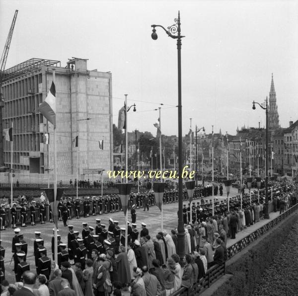 photo ancienne  Les fusiliers marins forment une haie d'honneur devant la cathédrale