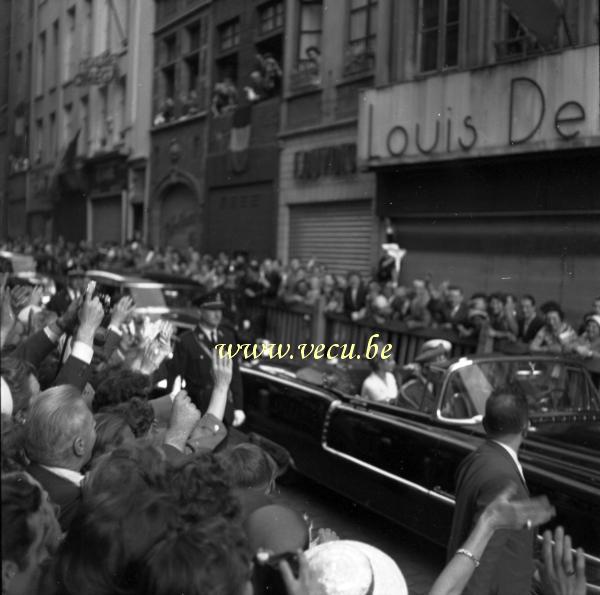 photo ancienne  La foule en liesse acclamant les jeunes mariés