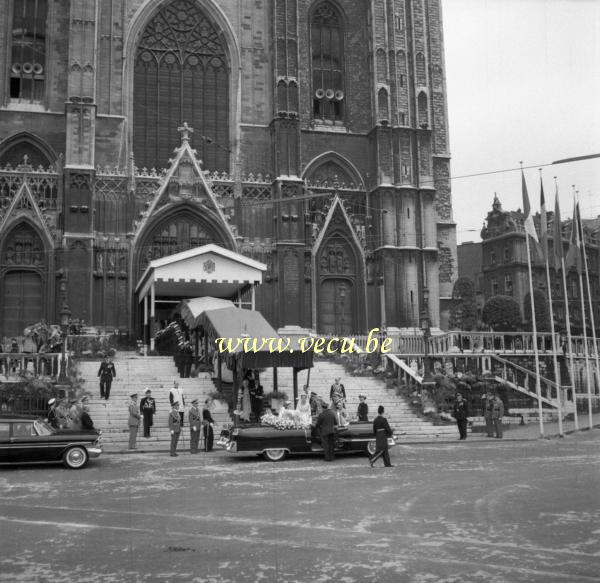 photo ancienne  Sortie de la cathédrale. Paola monte à bord de la Cadillac