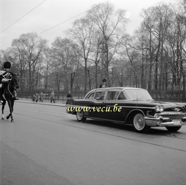 photo ancienne  La famille Royale à bord la Cadillac plaque 33 longeant le parc de Bruxelles
