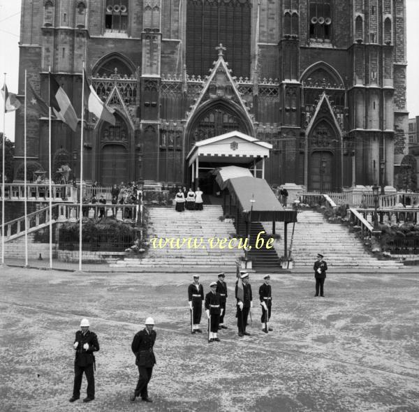 photo ancienne  On attend le couple princier devant la cathédrale Sainte Gudule