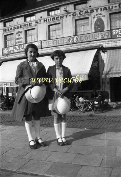 photo ancienne  de Cafés en Belgique  Brasserie St Hubert - G.Castiau  Agence de course autorisée. Local de pelote.