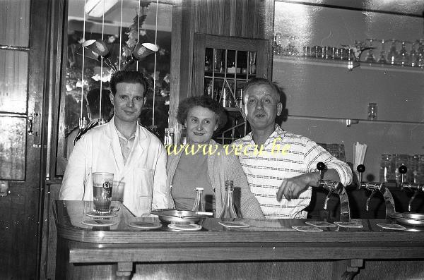 photo ancienne  de Cafés en Belgique  Photo de famille derrière le comptoir