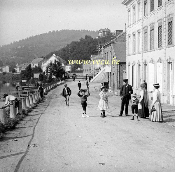 photo ancienne  d'hôtels en Belgique  Au bord de la Meuse. A l'arrière plan l'hôtel de Bruxelles