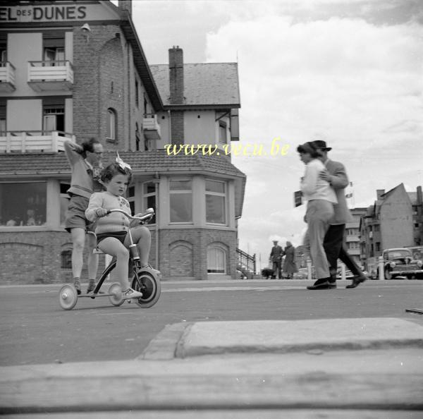 photo ancienne  d'hôtels en Belgique  La Famille Burnet devant l'hôtel des dunes