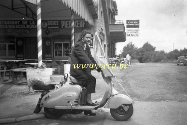 photo ancienne  En scooter devant le restaurant de la source miraculeuse et des piscines