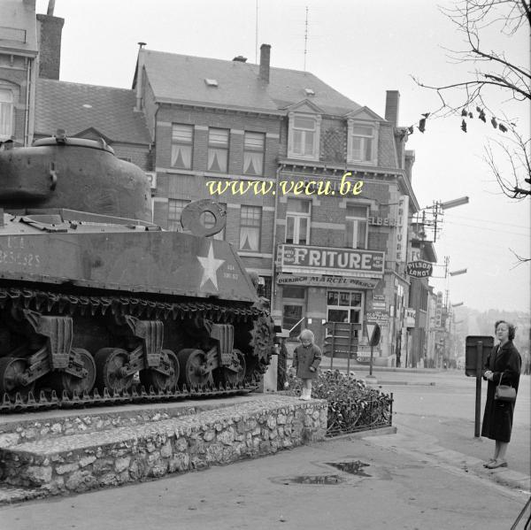 photo ancienne  Sur la place général Mc Auliffe