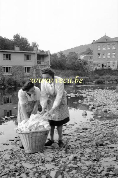 photo ancienne  Deux femmes lavent leur linge dans l'Ourthe - A l'arrière plan Hôtel de Liège