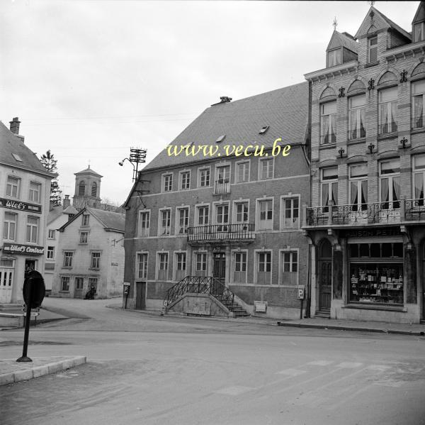 Photo ancienne  Grand place à droite la Maison Petit