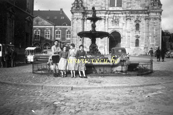 photo ancienne &nbsp; Fontaine de la place de l'Abbaye et basilique de Saint-Hubert