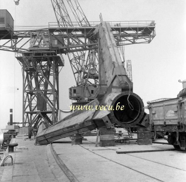 photo ancienne  de métiers liés à l'activité portuaire  