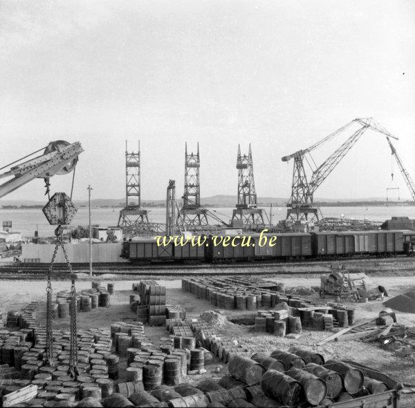 photo ancienne  de métiers liés à l'activité portuaire  