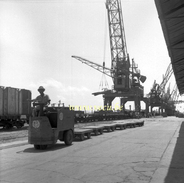 photo ancienne  de métiers liés à l'activité portuaire  