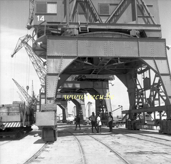 photo ancienne  de métiers liés à l'activité portuaire  