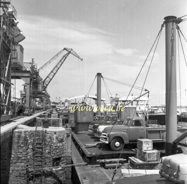 photo ancienne  de métiers liés à l'activité portuaire  