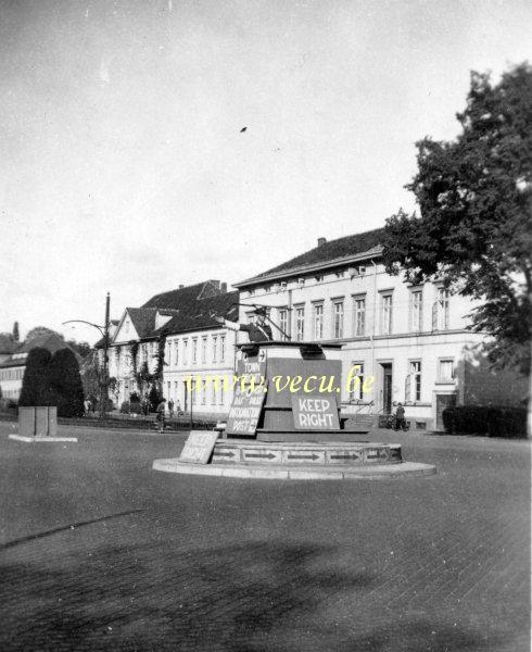 photo ancienne  de métiers de la fonction publique  Août 1945, occupation brittanique