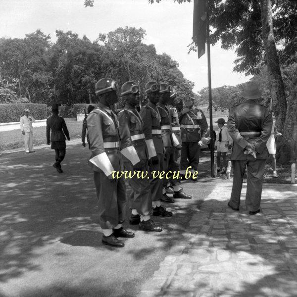 photo ancienne  de métiers de la fonction publique  On prépare l'arrivée du roi Baudouin