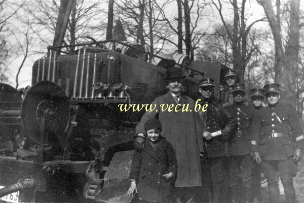 photo ancienne  de métiers de la fonction publique  Pompiers devant leur véhicule