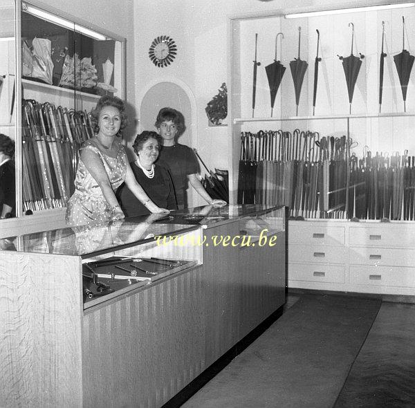 photo ancienne  de magasins  Chez Monsel - Marchand de parapluies