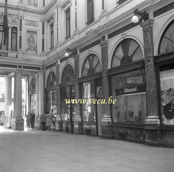 photo ancienne  de magasins  Chez Monsel - Marchand de parapluies