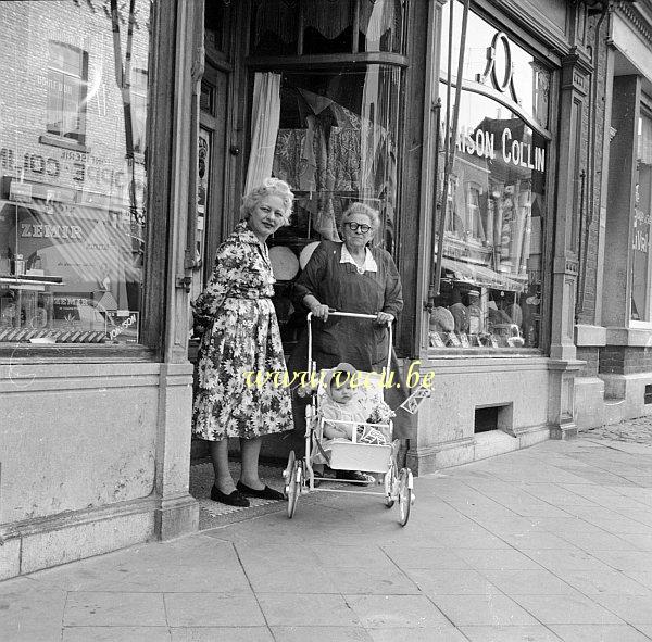 photo ancienne  de magasins  Maison Collin et Magasin de tabac