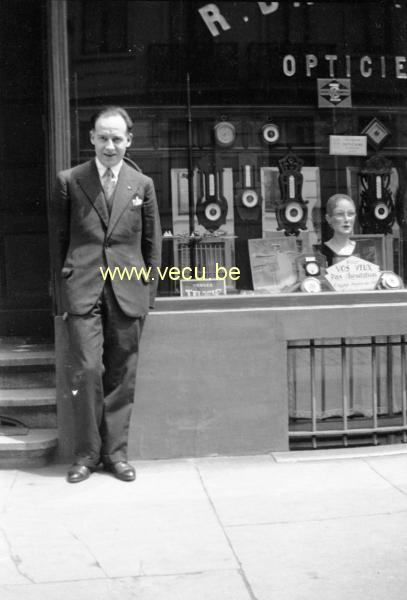 photo ancienne  de magasins  Opticien devant son magasin