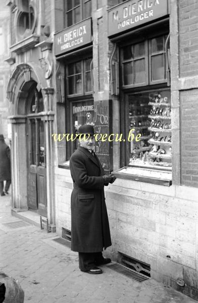 photo ancienne  de magasins  Horloger M. Diericx