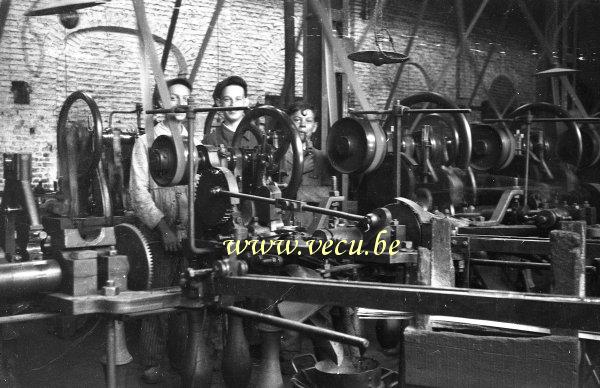 photo ancienne  de métiers de la métallurgie  Ateliers de transformation des métaux