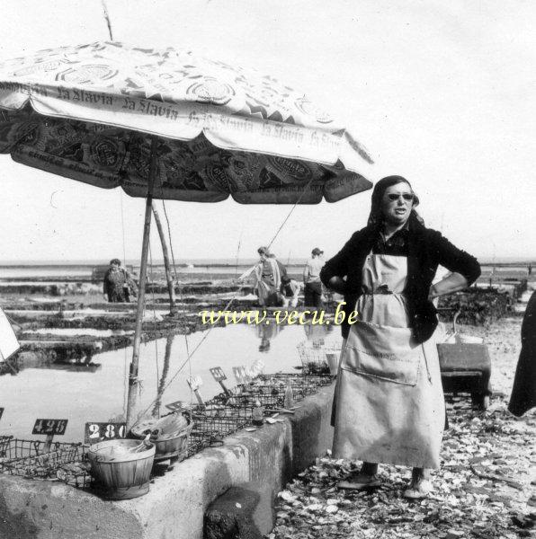 photo ancienne  de métiers liés à la pêche  L'huitrière