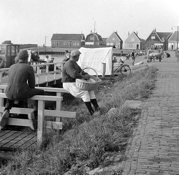 photo ancienne  de métiers liés à la pêche  