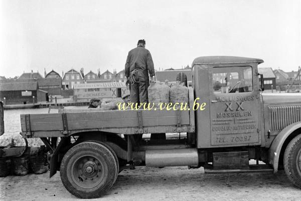 photo ancienne  de métiers liés à la pêche &nbsp;Chargement des moules XX pour un marchand Anversois