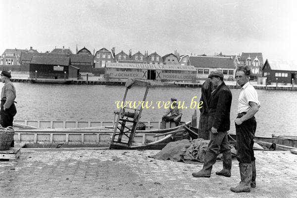 photo ancienne  de métiers liés à la pêche &nbsp;Pecheurs de moules en face de la firme J. Dehaeck - Mosselloods