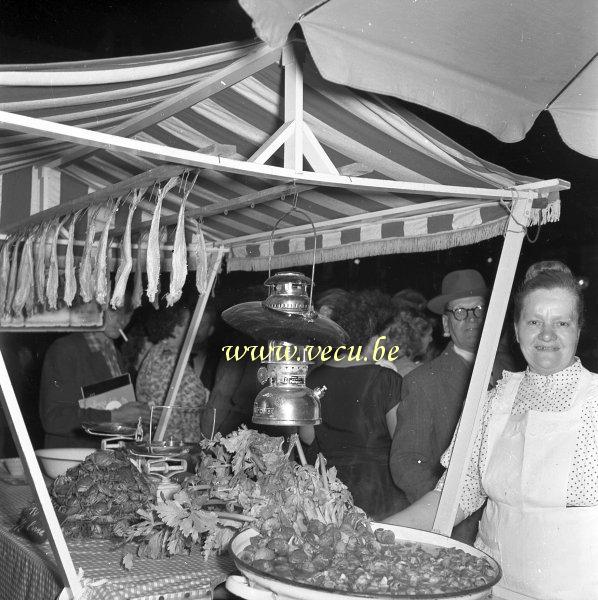 photo ancienne  de métiers divers  Marchande de caricoles à l'expo 58