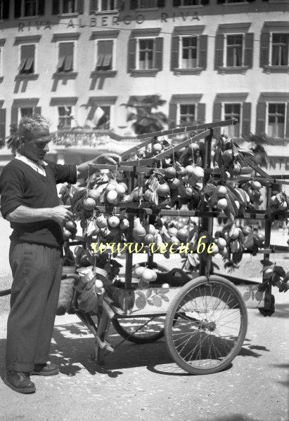 photo ancienne  de métiers divers  Marchand de citrons