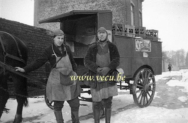 photo ancienne  de métiers divers  Les brasseurs posent devant leur roulotte