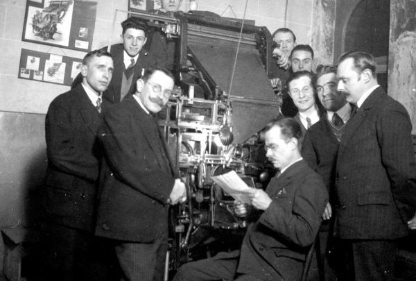 photo ancienne  de métiers divers  Inauguration d'une nouvelle linotype