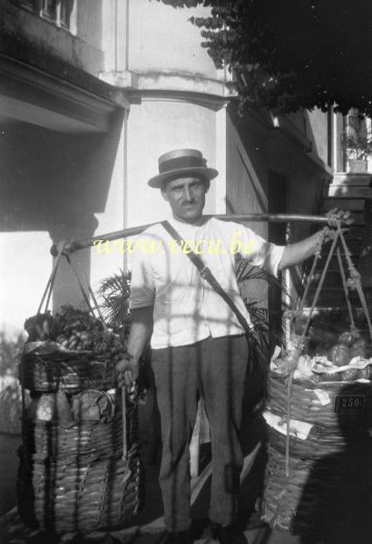 photo ancienne  de métiers divers  Marchand de fruits et légumes