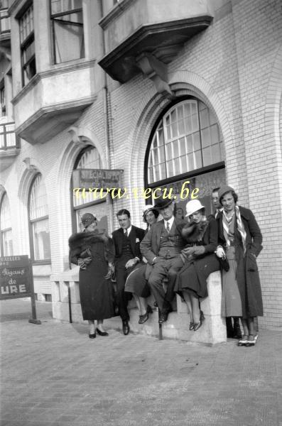 photo ancienne  de métiers divers  Devant le salon de coiffure Edmond Rigaux 