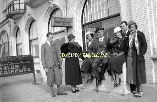 photo ancienne  de métiers divers  Devant le salon de coiffure Edmond Rigaux - Même maison avenue Louise 242