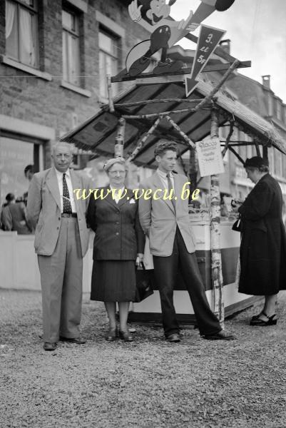 photo ancienne  de métiers divers  Une boule 3 francs 2 boules 5 francs - choix vanille et Moka