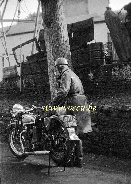 photo ancienne  de motos non identifiées  