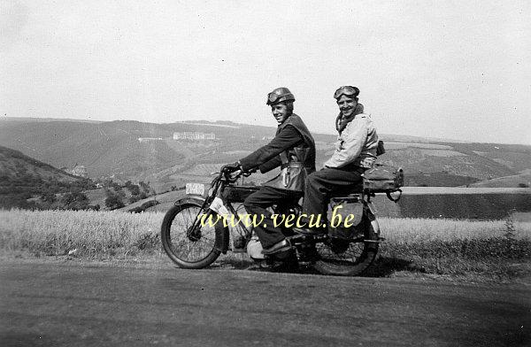 photo ancienne  de motos non identifiées  