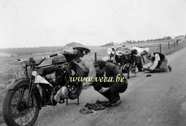 photo ancienne  de motos non identifiées  