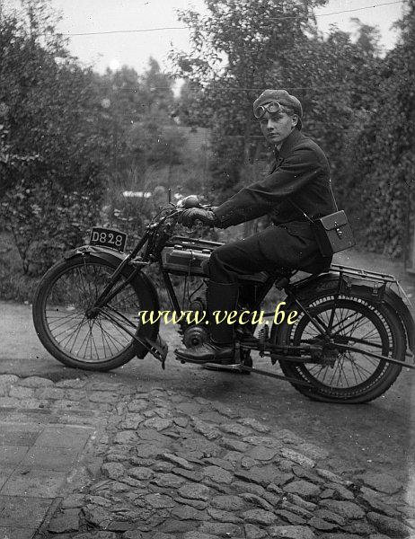 photo ancienne  de motos non identifiées  