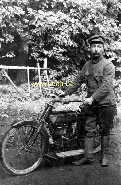 photo ancienne  de motos non identifiées  Soldat posant avec sa moto