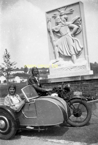 photo ancienne  de motos non identifiées  Side-car devant la statue de St Christophe  