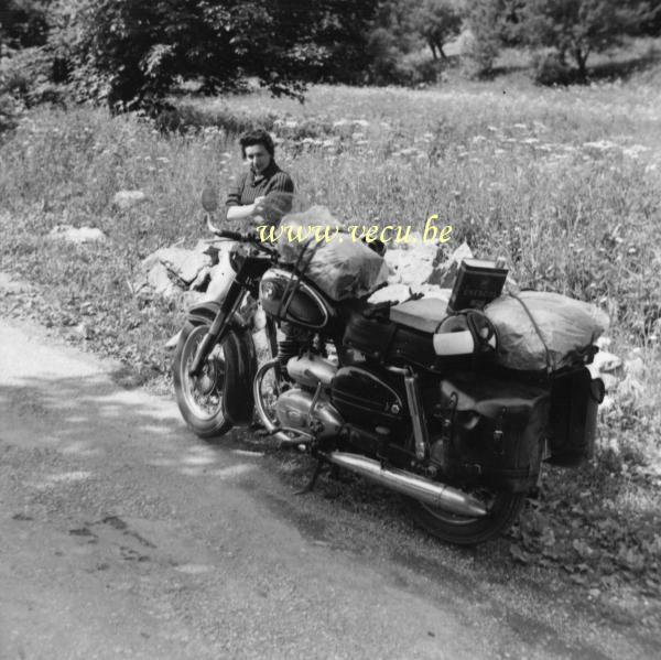 photo ancienne &nbsp;Une pause au pied du Galibier avant l'ascension en moto Puch.