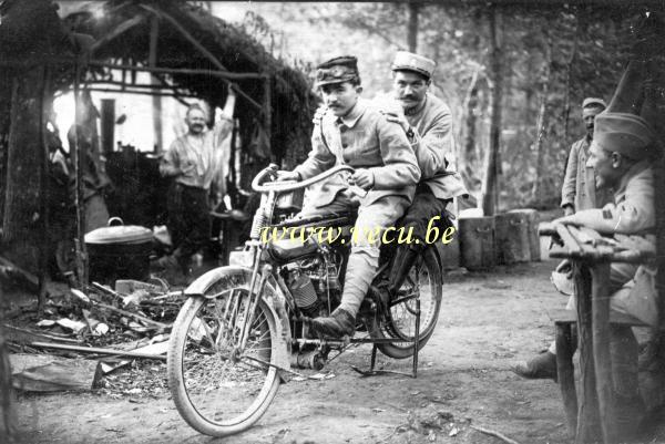 photo ancienne  Militaires enfourchant une Terrot