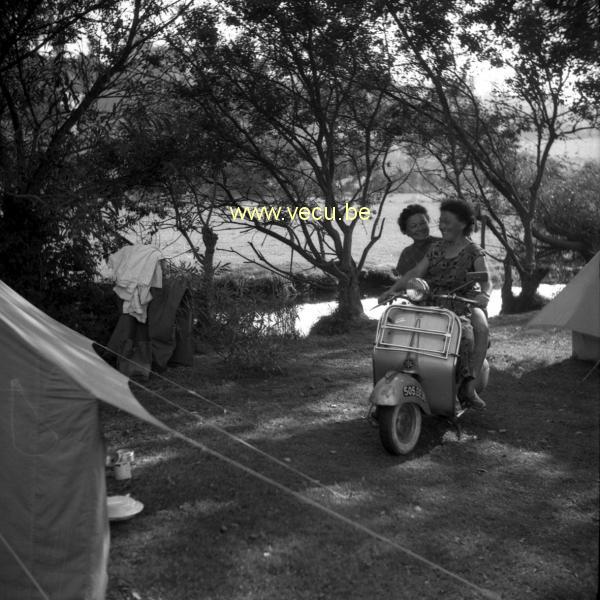 photo ancienne  de motos Vespa  Camping en Vespa. Fou rire au guidon.